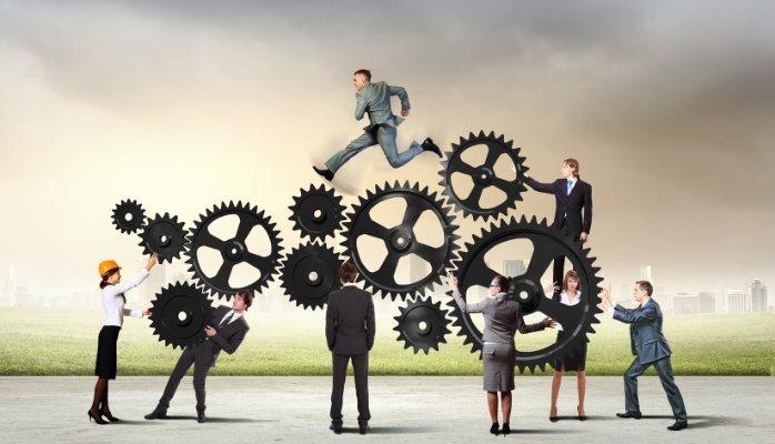 قوة الترابط: كيف تبني فرق عمل متماسكة وعالية الأداء تحقق المستحيل؟ (دليل استراتيجي للمؤسسات السعودية)